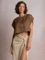 Blusa corta de lino marca Elan, de corte crop con silueta holgada, hombros caídos, escote amplio a la base y aberturas laterales ajustables con lazos para anudar.