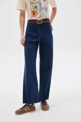 Pantalón jean de corte ancho, tiro alto y diseño recto.