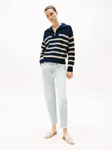 Sweater de punto con cuello alto y cierre de cremallera metálica, diseño de rayas horizontales en azul marino y beige, logo de Tommy Hilfiger bordado en el pecho. Confeccionado en algodón.