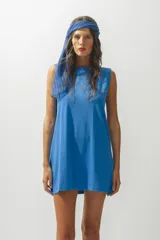 Vestido corto a rayas horizontales marrones y celestes, sin mangas y corte recto.