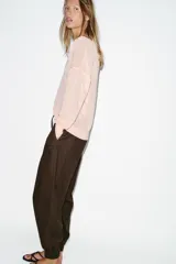 Pantalón jogger de tiro bajo color marrón, con cintura elástica ajustable con cordón, bolsillos delanteros y puños elásticos en los tobillos.