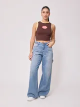Musculosa crop de algodón elastizado color rojo, con ribetes blancos en el cuello y las sisas, y un parche bordado frontal con el logo de la marca Rusty Shop.