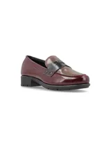 Mocasines de diseño bicolor combinando burdeos y marrón, con detalle de antifaz en el empeine en color negro y taco bloque bajo.