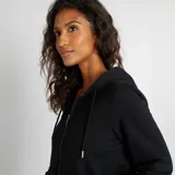 Buzo negro con capucha y cierre frontal, con bolsillos tipo canguro.