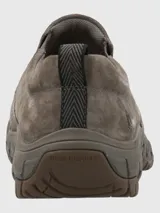Zapato tipo slip-on de hombre, confeccionado en cuero gamuzado color marrón. Presenta un diseño sin cordones con paneles elásticos laterales para facilitar el calce y una suela técnica de goma con tecnología Spinal para mayor soporte y amortiguación.