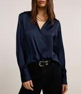Camisa de satén azul marino, con cuello inglés, manga larga y cierre frontal con botones.
