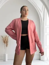 Blazer rosado de crepé con corte recto, solapas y bolsillos frontales.