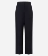 Pantalón de mujer modelo pantalona Wide Leg color negro, confeccionado en tejido flame (viscosa y poliéster). Presenta trabillas en la cintura, cierre tradicional y frisos laterales.