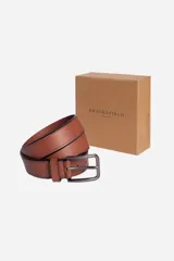 Cinto de cuero color marrón con hebilla metálica rectangular en tono gris oscuro.