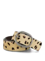 Cinturón de cuero Hush Puppies con estampado animal print de leopardo, hebilla metálica ovalada en plata envejecida y siete agujeros.
