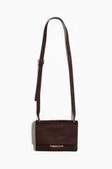 Cartera cruzada de color marrón con textura efecto cocodrilo, solapa frontal con detalle metálico dorado y correa ajustable.