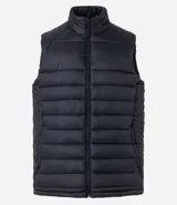 Chaleco masculino deportivo tipo puffer, color negro, con cuello alto, gajos acolchados y cierre delantero con cremallera.
