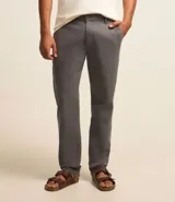 Pantalón de sarga para hombre, de corte recto y diseño básico. Cuenta con cintura fija con trabillas para cinturón, cierre frontal con cremallera y botón, y bolsillos laterales y traseros.