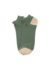 Medias cortas color verde militar con talón y puntera en tono beige, con detalle de pequeño perro bordado en el lateral y elástico acanalado en el tobillo.