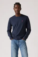 Remera de manga larga color azul marino, con cuello redondo y un pequeño parche rojo con el logo de Levi's en el pecho.