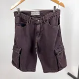 Bermuda de jean color borra de vino, corte recto, con bolsillos laterales tipo cargo.
