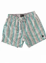 Short de baño con estampado a rayas verticales en tonos celeste, gris y blanco. Cuenta con cintura elástica ajustable con cordón, dos bolsillos laterales y un bolsillo trasero. Confeccionado en tela ligera de secado rápido y logo bordado en la pierna.