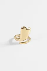 Anillo ajustable de acero quirúrgico con diseño orgánico en forma de corazón estilizado.