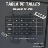 Bermuda de jean negro con detalle de rotura en el bolsillo y costuras a la vista.