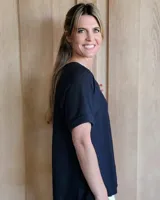 Remera cruda de algodón tramado, con escote en V, mangas cortas amplias y diseño holgado.