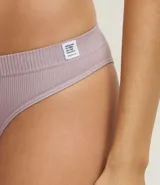 Kit de dos bombachas bikini seamless, una color lila y otra verde claro, de tejido texturizado.