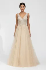 Vestido largo de fiesta con cuerpo tipo corset bordado y falda amplia de tul fluido en tono champagne.