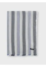 Bufanda de tela liviana con diseño de rayas verticales en tonos grises y azules, con bordes deshilachados.