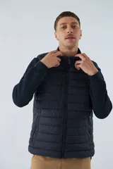 Chaleco negro de nylon para hombre, con cierre frontal, cuello alto y bolsillos laterales con cierre.