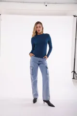 Top blanco de manga larga con textura.