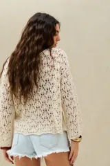 Sweater de tejido abierto y calado color crudo, de manga larga y diseño holgado.