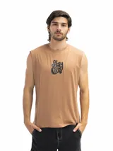 Musculosa de corte oversized color negro, con cuello redondo y estampa frontal en color blanco con la frase 'EASY COME'.