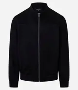 Chaqueta bomber azul marino lisa, con cierre frontal, cuello redondo y bolsillos laterales.