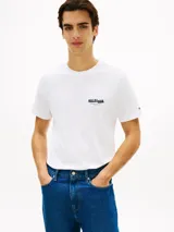 Remera Tommy Hilfiger de manga corta y cuello redondo en color blanco, con pequeño estampado gráfico de la marca en el pecho.