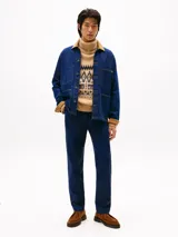 Pantalón chino de hombre, color azul marino, de corte recto y tiro medio. Confeccionado en una mezcla de algodón orgánico, algodón BCI y elastano.