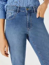 Pantalón de jean ajustado (skinny) de tiro medio, color azul claro con efecto lavado.