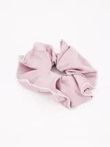 Colero de tela color rosa viejo con borde blanco.