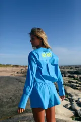 Short celeste de poplín de algodón con cintura elástica y bolsillos laterales. Estampa de RENÉE en lateral izquierdo.