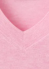 Jersey de punto fino color rosado, con cuello en V, manga larga y diseño recto.