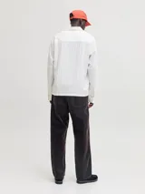 Jean baggy de tiro alto con corte holgado y diseño clásico de cinco bolsillos. Presenta un lavado oscuro tipo rinse, confeccionado en denim de algodón resistente.