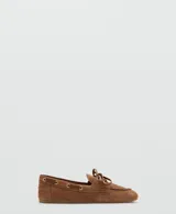 Mocasines estilo náutico de piel vacuna color marrón, con cordones del mismo tono en los laterales y suela de caucho termoplástico.
