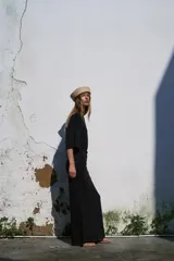 Sombrero de rafia 100%, de diseño tipo casquete con ala vuelta y tejido texturizado en tono tostado.