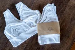 Pack de dos tops de lycra de algodón color blanco, con escote cruzado y bordes ribeteados, diseñado para ofrecer sostén y comodidad, ideal para lactancia.