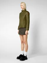 Campera acolchada Save The Duck modelo Carly, color verde militar, confeccionada en nylon y rellena con Plumtech. Cuenta con cuello alto, cierre bidireccional, bolsillos laterales con cierre y logo redondo de goma en la manga izquierda.