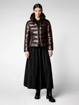 Campera puffer marrón con capucha desmontable, acolchado de poliéster reciclado, cuello alto y cierre frontal con cremallera.