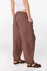 Pantalón de lino italiano color terracota, de corte relajado y fluido con cintura elástica fruncida.