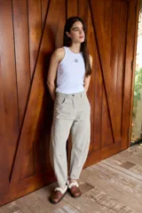 Pantalón jean azul marino, de corte balloon o slouchy, con tiro alto, bolsillos delanteros y traseros, y costuras curvadas en las piernas.