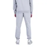 Pantalon de jogging New Balance, confeccionado en felpa francesa color gris melange. Presenta un corte deportivo con cintura y puños acanalados, bolsillos laterales y un bolsillo trasero. Incluye el logo de la marca estampado en la pierna izquierda.