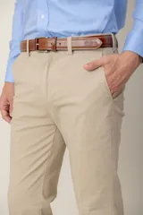 Pantalón de gabardina de algodón en color beige, con corte clásico y raya central marcada.