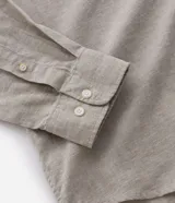 Camisa comfort de manga larga y cuello inglés, confeccionada en mezcla de lino y algodón. Presenta un diseño básico sin estampa con cierre frontal de botones.