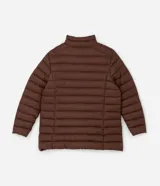 Campera puffer acolchada de corte relajado, con cuello alto, cierre frontal de cremallera y bolsillos laterales. Confeccionada en microfibra de poliamida ultraligera, resistente al agua y respirable.